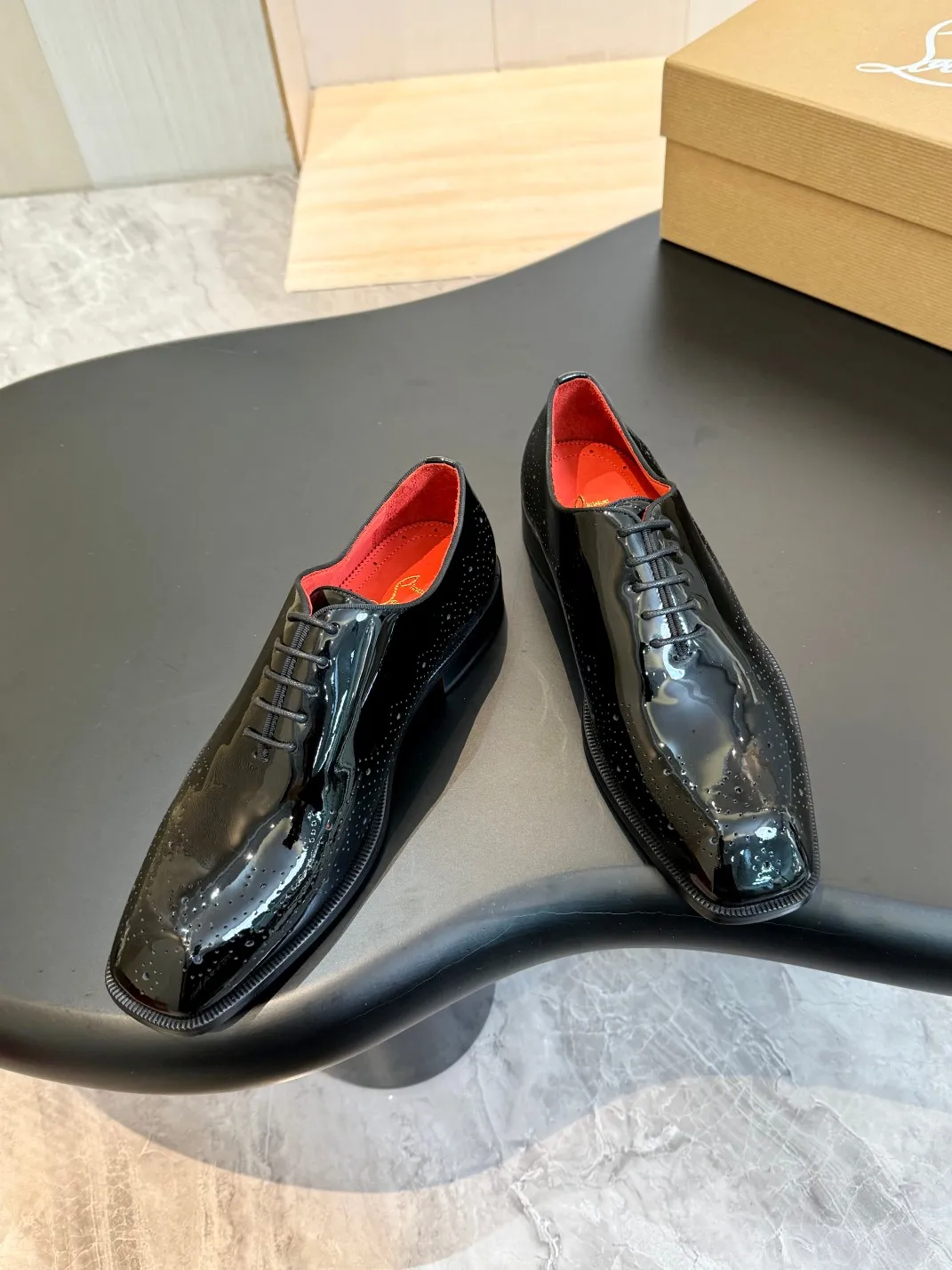 [CL red-soled shoes] Top P: 1020💰 Size 39-44 (⚠️38.45.46 custom-made, non-refundable and non-exchangeable) 🆑High-end men’s business formal leather shoes, original and genuine top-quality goods ••✅💯 Top-quality original order purchasing agent! Original imported patterned cowhide ➕Imported cowhide lining ➕Cowhide feet ➕Original leather outsole~🉑️Feel free to compare the authentic ones!